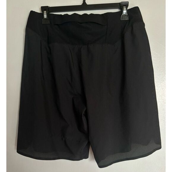 On Running Lightweight Essential 9" Shorts in Black Size XL - Picture 5 of 9